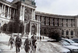 Комбинација на слики од Втората светска војна и сегашноста