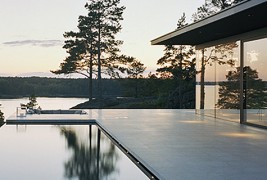 Неверојатна куќа покрај езеро