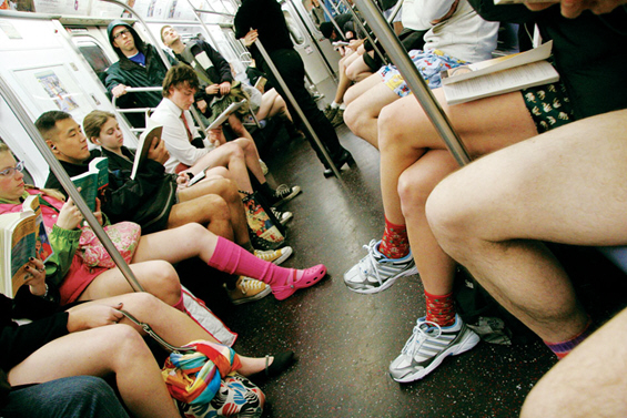 Возење во метро по долна облека