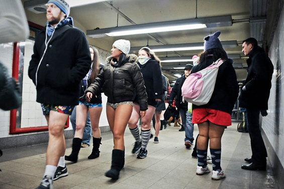 Возење во метро по долна облека