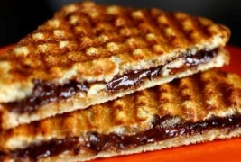 Чоколаден тост со путер од кикирики