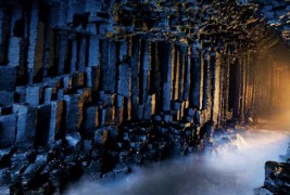 Спектакуларните пештери и карпи на островот Стафа