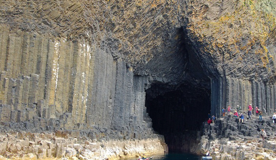 Спектакуларните пештери и карпи на островот Стафа