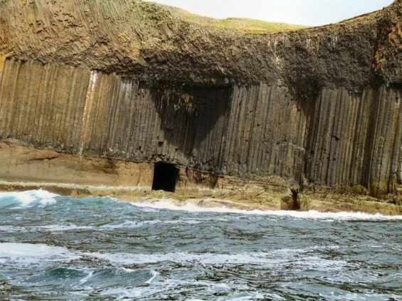 Спектакуларните пештери и карпи на островот Стафа