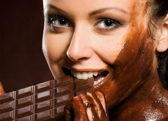 Девојки прелиени во чоколадо