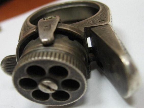 Пиштол во облик на прстен