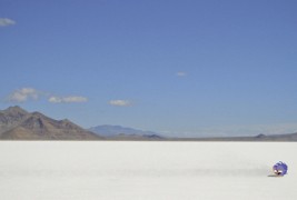 Пикселни ликови вметнати во реални фотографии