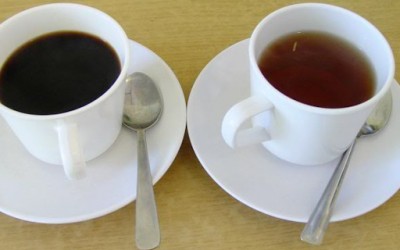 Кафето наспроти чајот