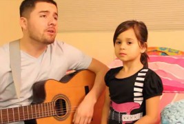 Преслатко 6-годишно девојче пее во дует со својот татко