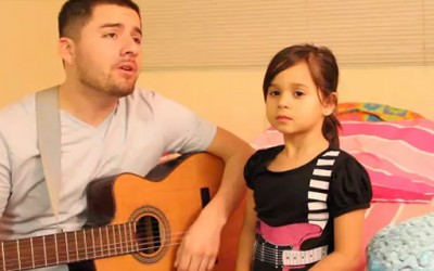 Преслатко 6-годишно девојче пее во дует со својот татко