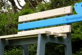 Клупа што „ве гледа“ додека твитате