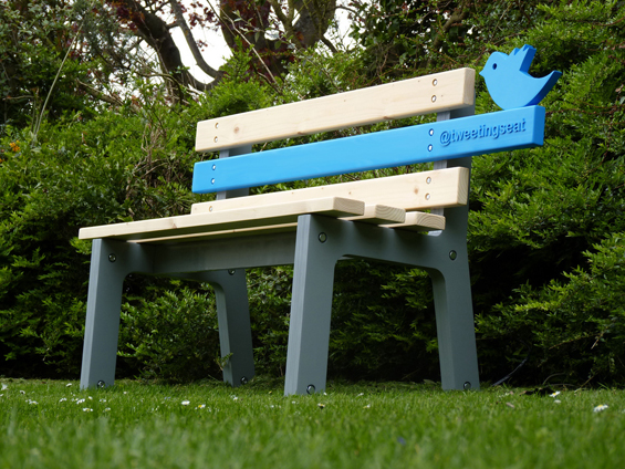 Клупа што „ве гледа“ додека твитате