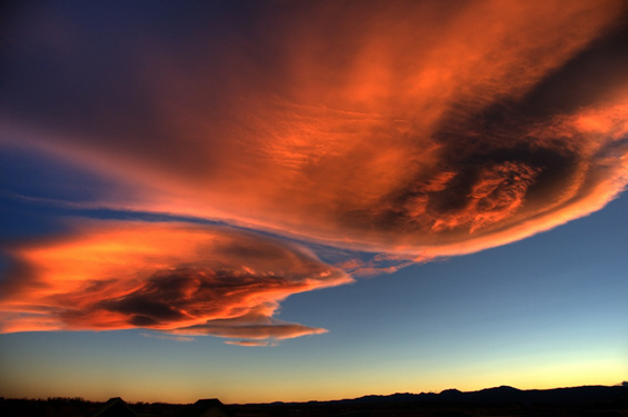 (15) Неодоливи зајдисонца помеѓу облаците Неодоливи зајдисонца помеѓу облаците