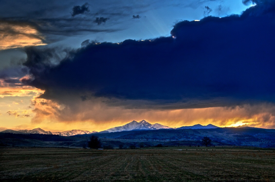 (18) Неодоливи зајдисонца помеѓу облаците Неодоливи зајдисонца помеѓу облаците