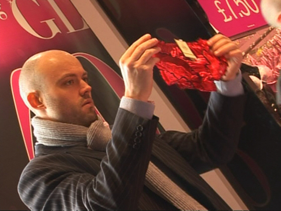 (2) Како правилно да купите долна облека за вашата девојка Како правилно да купите долна облека за вашата девојка