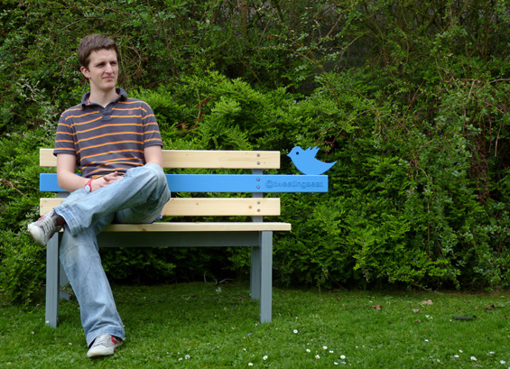 Клупа што „ве гледа“ додека твитате