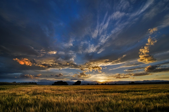 (21) Неодоливи зајдисонца помеѓу облаците Неодоливи зајдисонца помеѓу облаците