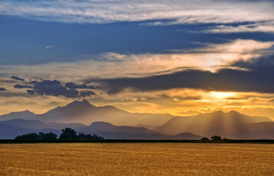 (24) Неодоливи зајдисонца помеѓу облаците Неодоливи зајдисонца помеѓу облаците