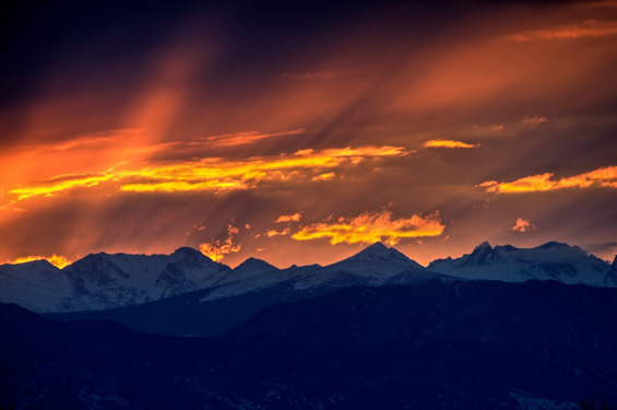 (25) Неодоливи зајдисонца помеѓу облаците Неодоливи зајдисонца помеѓу облаците