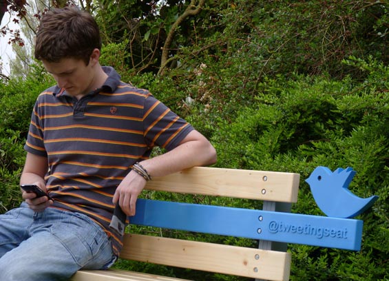 Клупа што „ве гледа“ додека твитате