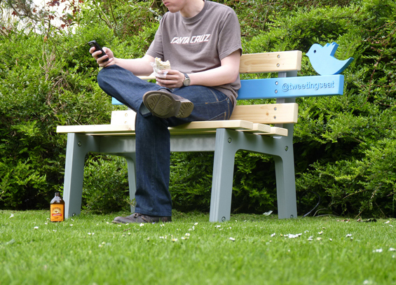 Клупа што „ве гледа“ додека твитате