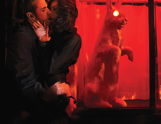 (6) Страста сокриена во бакнежот Страста сокриена во бакнежот