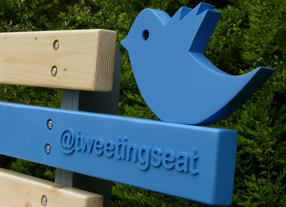 Клупа што „ве гледа“ додека твитате