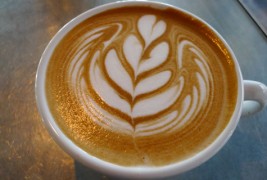 Уметност насликана на тазе сварено кафе