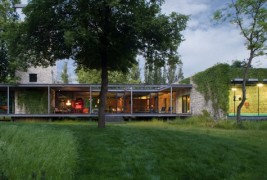 Стаклена куќа среде зеленило