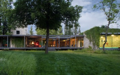 Стаклена куќа среде зеленило