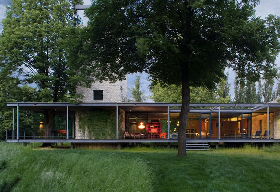 Стаклена куќа среде зеленило