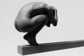 Величење на голото женско тело