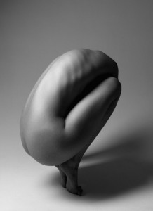 Величење на голото женско тело