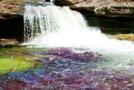 Кристална река која се прелева во пет бои