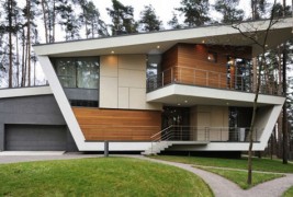 Модерен руски дом сместен помеѓу дрвја