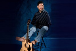 Нема раце, па свири гитара со прстите од стапалата