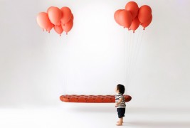 Клупа „обесена“ на балони