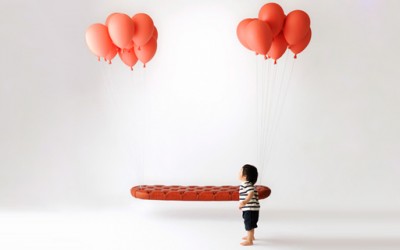 Клупа „обесена“ на балони