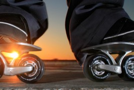 Скејтање со по еден скејтборд на секоја нога