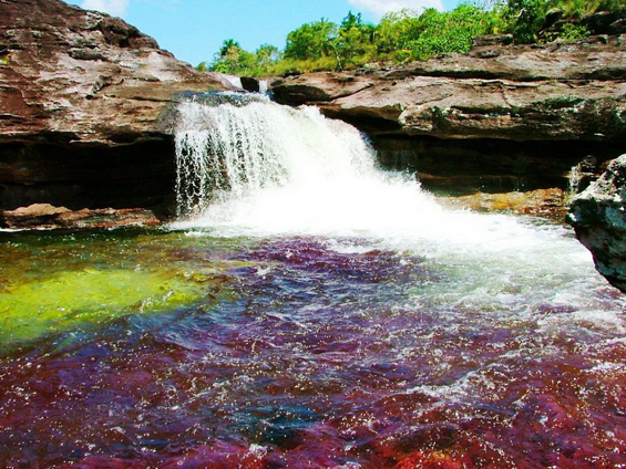 Кристална река која се прелева во пет бои