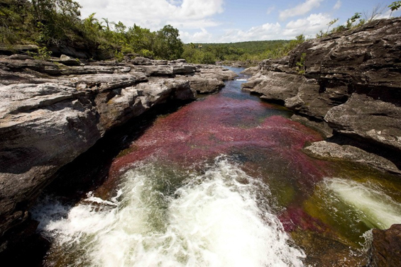 Кристална река која се прелева во пет бои