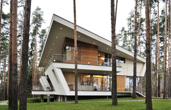 Модерен руски дом сместен помеѓу дрвја