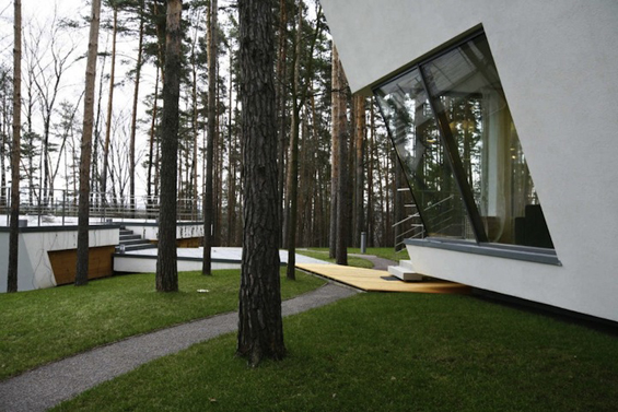 Модерен руски дом сместен помеѓу дрвја