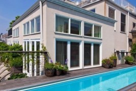 Дуплекс со спектакуларен базен на кров