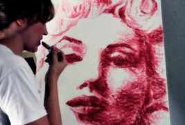 Црта портрети со нејзините усни!?