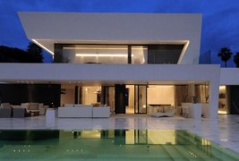 Елегантна бела куќа во Шпанија