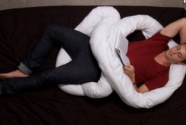 Флексибилна перница која ви прави друштво за спиење