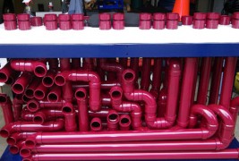 Талент кој свири на инструмент направен од ПВЦ цевки