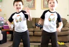 Една поинаква изведба на „Hey Ya!“ од Outkast