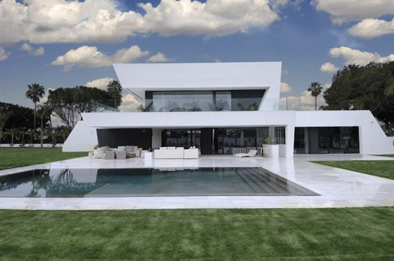 Елегантна бела куќа во Шпанија